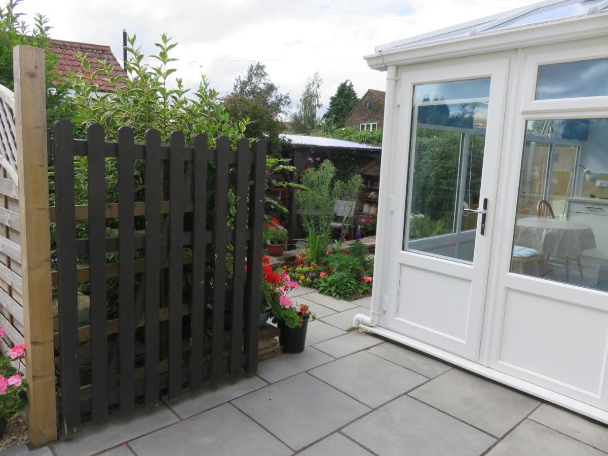 Little Orchard Apartment Yate Bagian luar foto